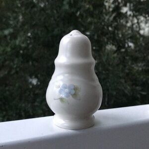 Vintage Pfaltzgraff Salt or Pepper Shaker (1) Blue Flowers